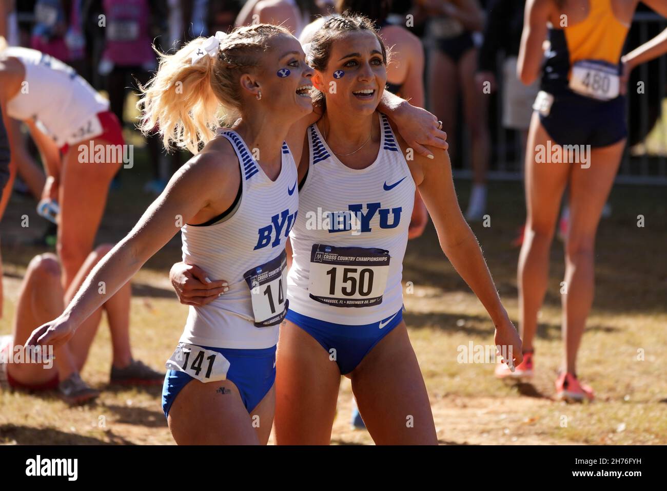 Anna Camp (141) et Ana Weaver (150) de BYU célèbrent après la course féminine lors des championnats de fond de la NCAA au parc régional d'Apalachee, S. Banque D'Images