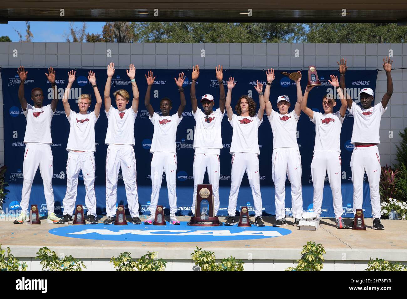 L'équipe masculine d'Arkanasa Razorbacks se pose avec le trophée de l'équipe après s'être classée quatrième aux championnats de cross-country de la NCAA au parc régional d'Apalachee, Banque D'Images