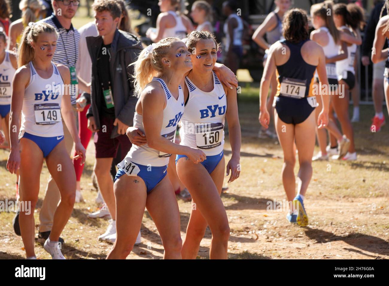 Anna Camp (141) et Ana Weaver (150) de BYU célèbrent après la course féminine lors des championnats de fond de la NCAA au parc régional d'Apalachee, S. Banque D'Images