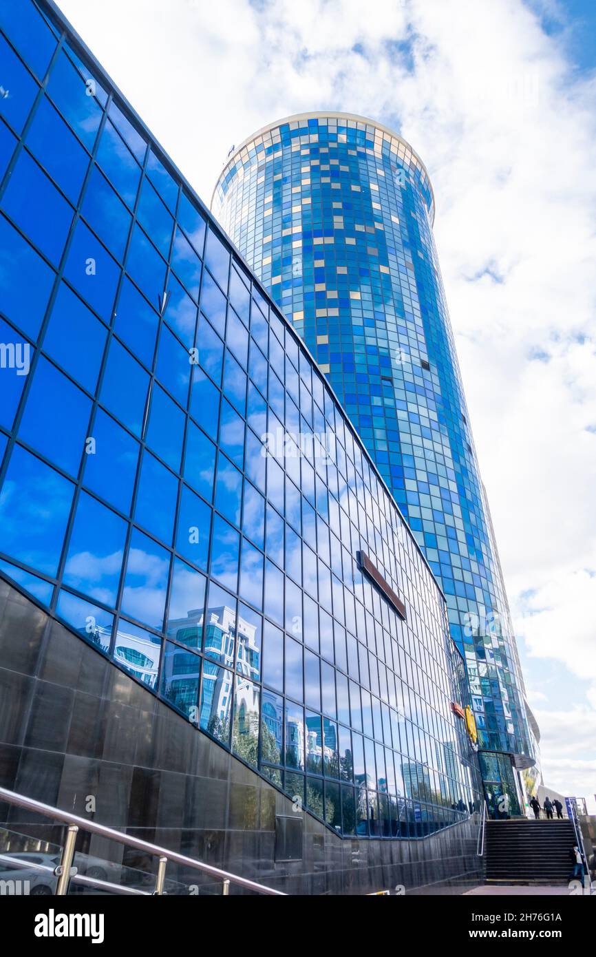 Complexe d'affaires Sankt Peterburg avec tour ronde en verre, Astana, Nursultan, Kazakhstan, Asie centrale Banque D'Images