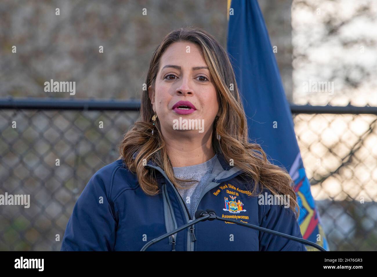 NEW YORK, NY – 20 NOVEMBRE : Catalina Cruz, membre de l'Assemblée de New York, prend la parole lors de la signature de la législation le 20 novembre 2021 à Queens Borough, de New York.La gouverneure Kathy Hochul signe une loi qui consacre le programme nourrir New York de façon permanente dans le droit de l’État.La signature de ce projet de loi vient juste avant les fêtes de Thanksgiving, réaffirmant l'engagement de New York à fournir un soutien à ceux qui sont confrontés à l'insécurité alimentaire dans tout l'État. Banque D'Images