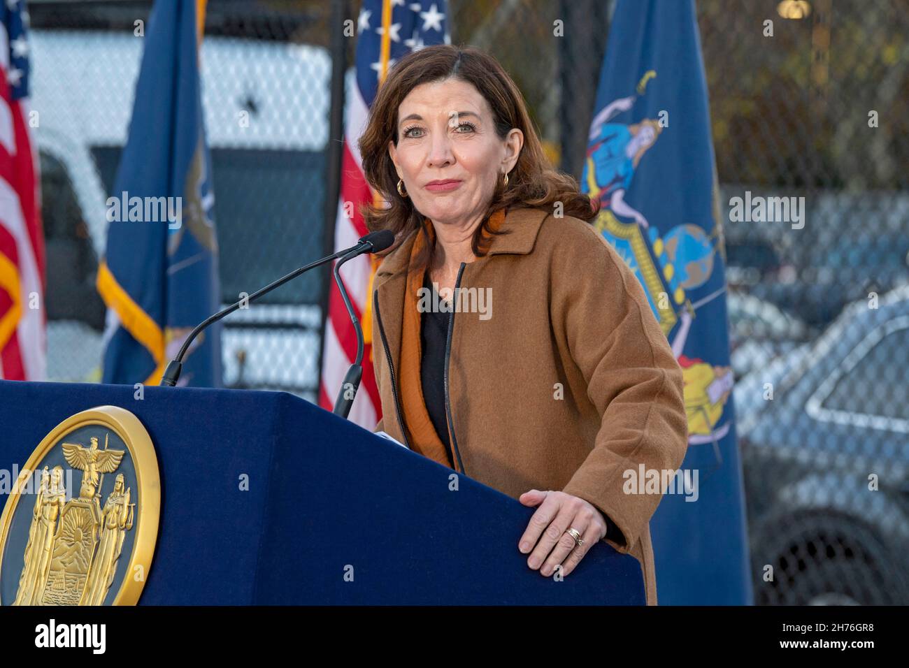 NEW YORK, NY – 20 NOVEMBRE : Kathy Hochul, gouverneure de New York, s'exprime à l'occasion de la signature de la législation le 20 novembre 2021 à Queens Borough, de New York.La gouverneure Kathy Hochul signe une loi qui consacre le programme nourrir New York de façon permanente dans le droit de l’État.La signature de ce projet de loi vient juste avant les fêtes de Thanksgiving, réaffirmant l'engagement de New York à fournir un soutien à ceux qui sont confrontés à l'insécurité alimentaire dans tout l'État. Banque D'Images