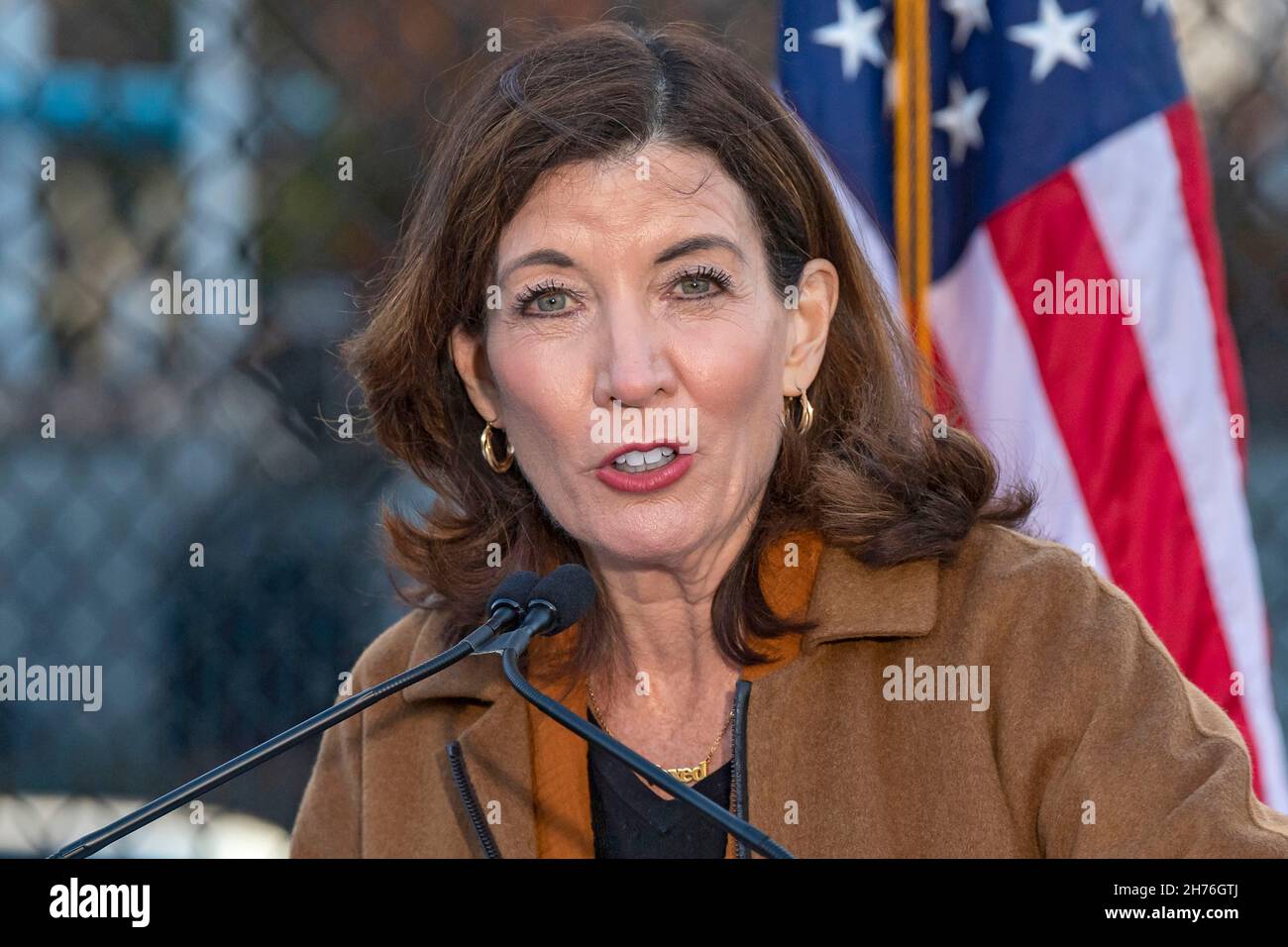 NEW YORK, NY – 20 NOVEMBRE : Kathy Hochul, gouverneure de New York, s'exprime à l'occasion de la signature de la législation le 20 novembre 2021 à Queens Borough, de New York.La gouverneure Kathy Hochul signe une loi qui consacre le programme nourrir New York de façon permanente dans le droit de l’État.La signature de ce projet de loi vient juste avant les fêtes de Thanksgiving, réaffirmant l'engagement de New York à fournir un soutien à ceux qui sont confrontés à l'insécurité alimentaire dans tout l'État. Banque D'Images