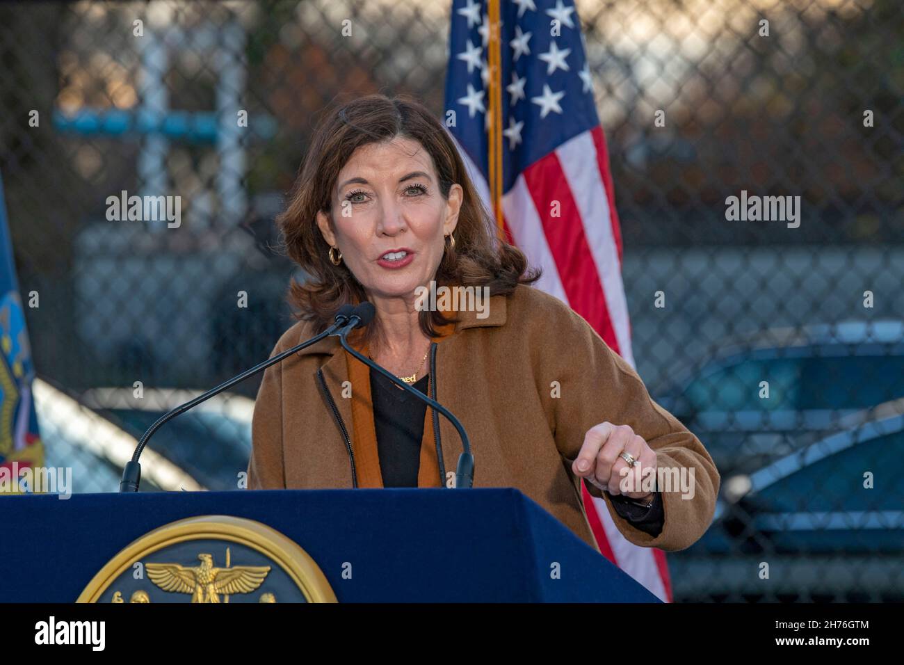 NEW YORK, NY – 20 NOVEMBRE : Kathy Hochul, gouverneure de New York, s'exprime à l'occasion de la signature de la législation le 20 novembre 2021 à Queens Borough, de New York.La gouverneure Kathy Hochul signe une loi qui consacre le programme nourrir New York de façon permanente dans le droit de l’État.La signature de ce projet de loi vient juste avant les fêtes de Thanksgiving, réaffirmant l'engagement de New York à fournir un soutien à ceux qui sont confrontés à l'insécurité alimentaire dans tout l'État. Banque D'Images