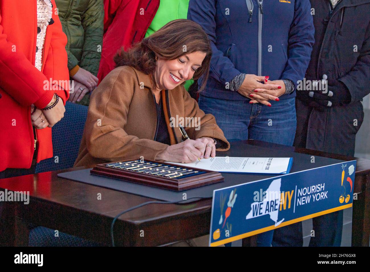 NEW YORK, NY – 20 NOVEMBRE : la gouverneure de New York Kathy Hochul signe la loi « nourrir New York » le 20 novembre 2021 dans le quartier Queens de New York.La gouverneure Kathy Hochul signe une loi qui consacre le programme nourrir New York de façon permanente dans le droit de l’État.La signature de ce projet de loi vient juste avant les fêtes de Thanksgiving, réaffirmant l'engagement de New York à fournir un soutien à ceux qui sont confrontés à l'insécurité alimentaire dans tout l'État. Banque D'Images