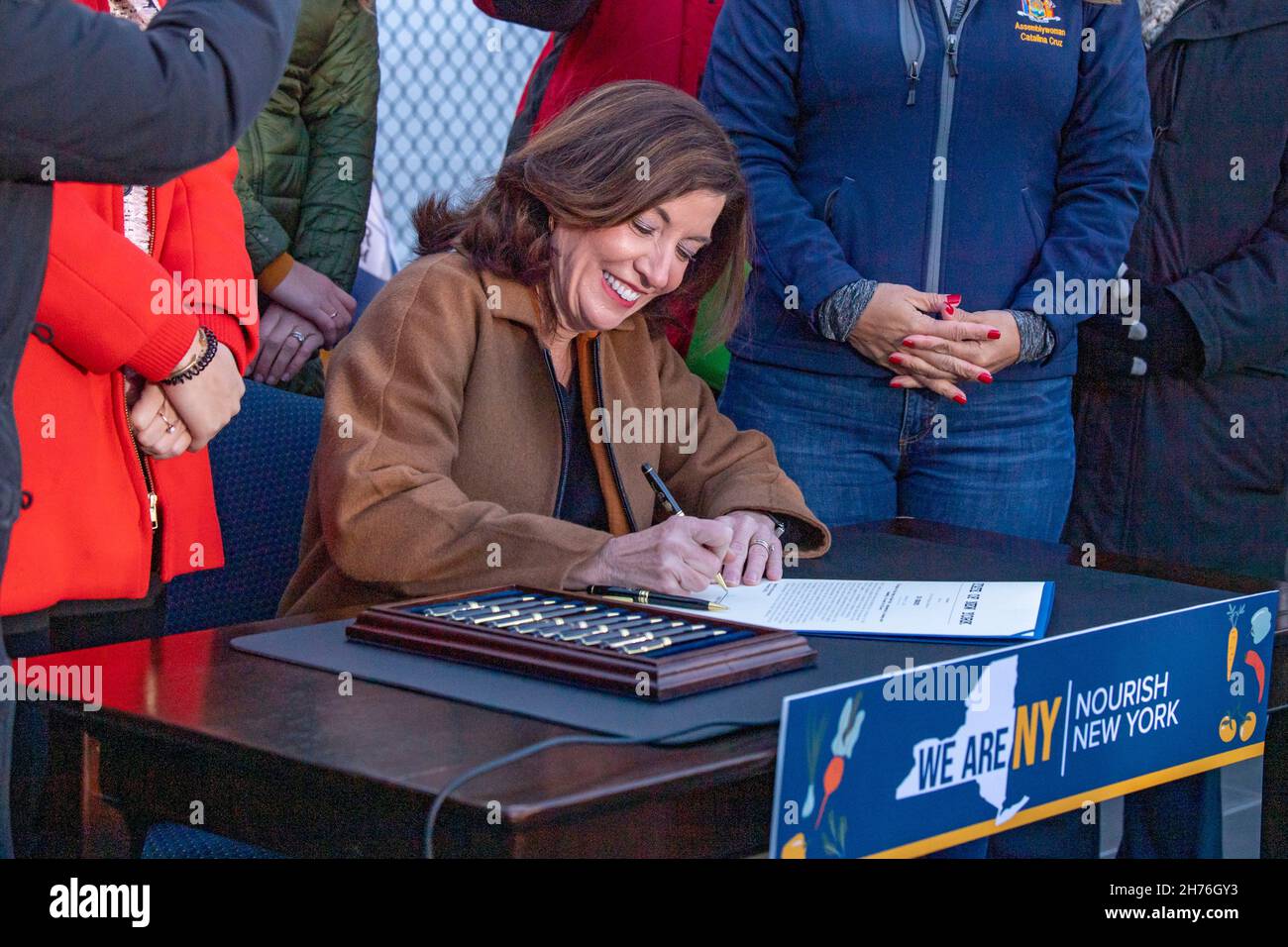NEW YORK, NY – 20 NOVEMBRE : la gouverneure de New York Kathy Hochul signe la loi « nourrir New York » le 20 novembre 2021 dans le quartier Queens de New York.La gouverneure Kathy Hochul signe une loi qui consacre le programme nourrir New York de façon permanente dans le droit de l’État.La signature de ce projet de loi vient juste avant les fêtes de Thanksgiving, réaffirmant l'engagement de New York à fournir un soutien à ceux qui sont confrontés à l'insécurité alimentaire dans tout l'État. Banque D'Images