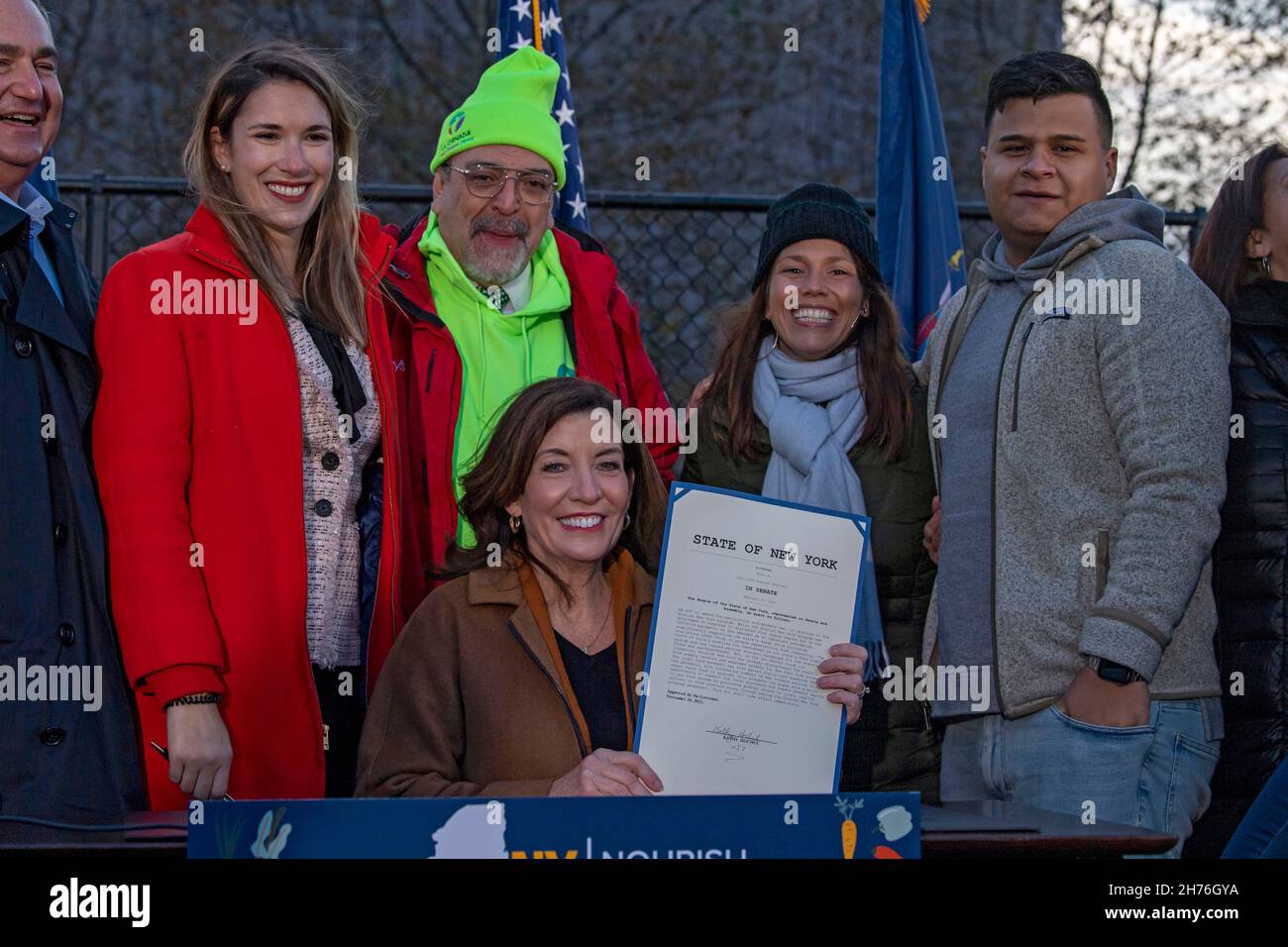 NEW YORK, NY – 20 NOVEMBRE : la gouverneure de New York Kathy Hochul signe la loi « nourrir New York » le 20 novembre 2021 dans le quartier Queens de New York.La gouverneure Kathy Hochul signe une loi qui consacre le programme nourrir New York de façon permanente dans le droit de l’État.La signature de ce projet de loi vient juste avant les fêtes de Thanksgiving, réaffirmant l'engagement de New York à fournir un soutien à ceux qui sont confrontés à l'insécurité alimentaire dans tout l'État. Banque D'Images