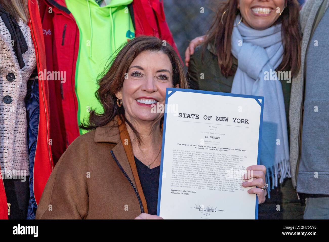 NEW YORK, NY – 20 NOVEMBRE : la gouverneure de New York Kathy Hochul signe la loi « nourrir New York » le 20 novembre 2021 dans le quartier Queens de New York.La gouverneure Kathy Hochul signe une loi qui consacre le programme nourrir New York de façon permanente dans le droit de l’État.La signature de ce projet de loi vient juste avant les fêtes de Thanksgiving, réaffirmant l'engagement de New York à fournir un soutien à ceux qui sont confrontés à l'insécurité alimentaire dans tout l'État. Banque D'Images