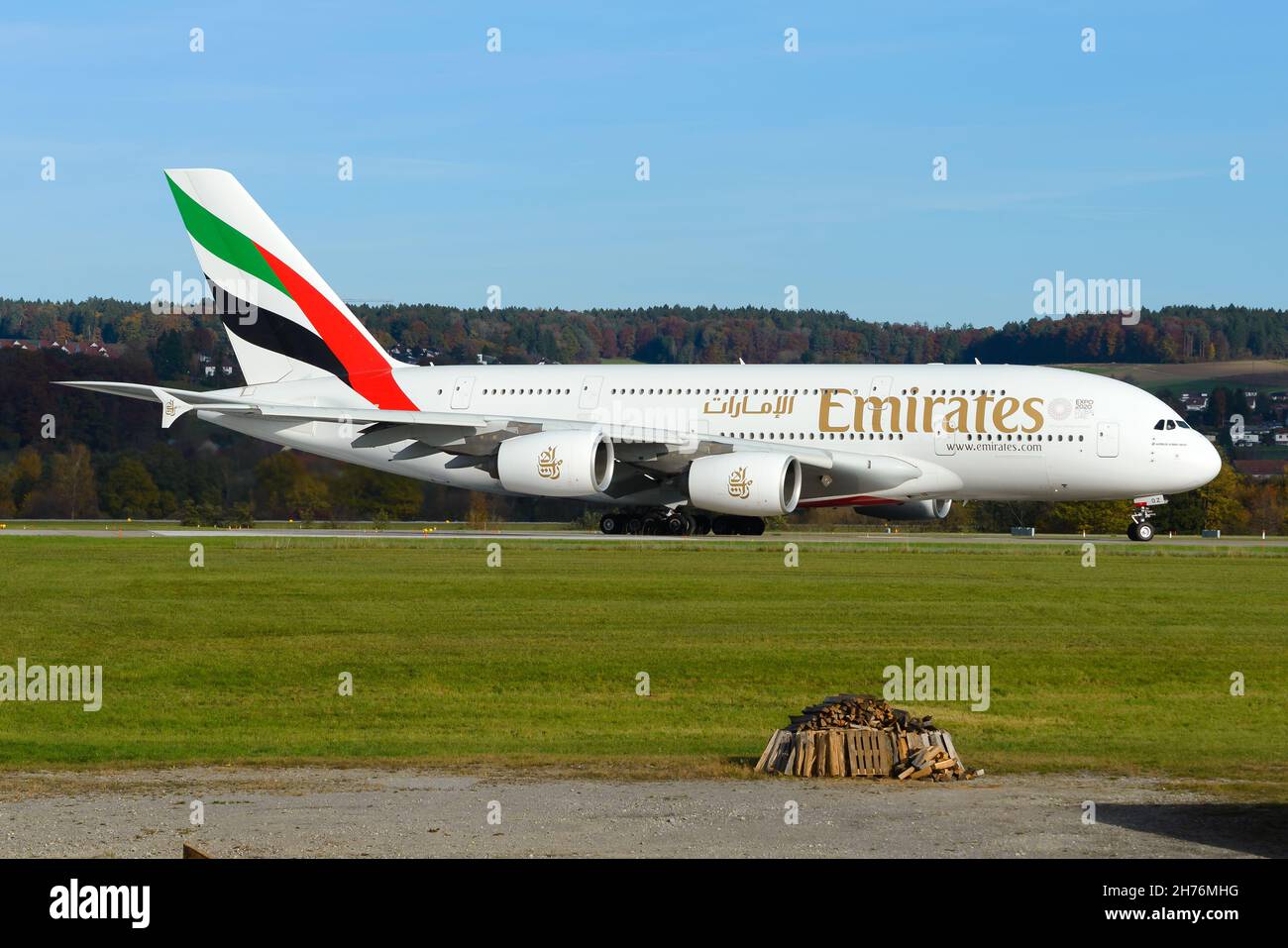 Airbus A380 d'Emirates Airlines à destination de Dubaï, Émirats arabes Unis.Avion d'Emirates Airline.Avion à impériale A380-800. Banque D'Images