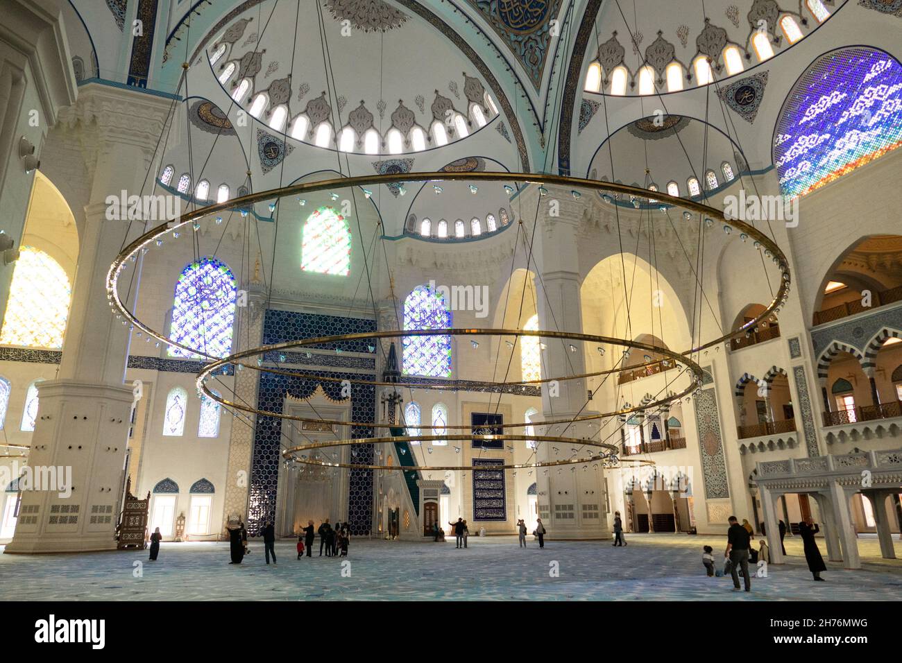 Vue générale de l'intérieur de la mosquée Camlica.Plus grande mosquée de Turquie.Pouf.Uskudar, Istanbul.Novembre 2021 Banque D'Images