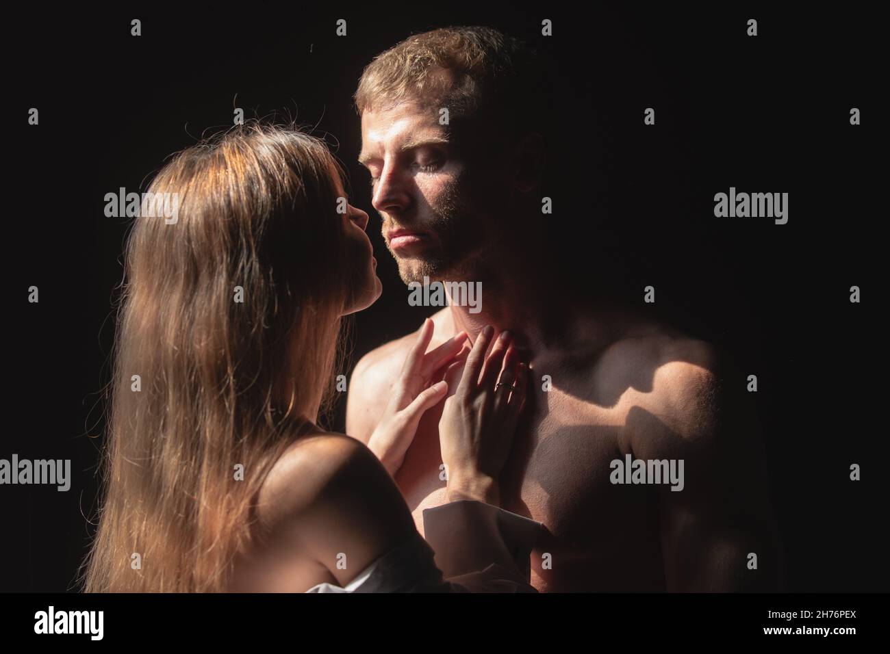 Portrait d'un couple charmant amoureux.Jeune petite amie sensuelle heureuse d'embrasser passionnée de son petit ami.Le beau homme embrasse sa femme et embrasse Banque D'Images