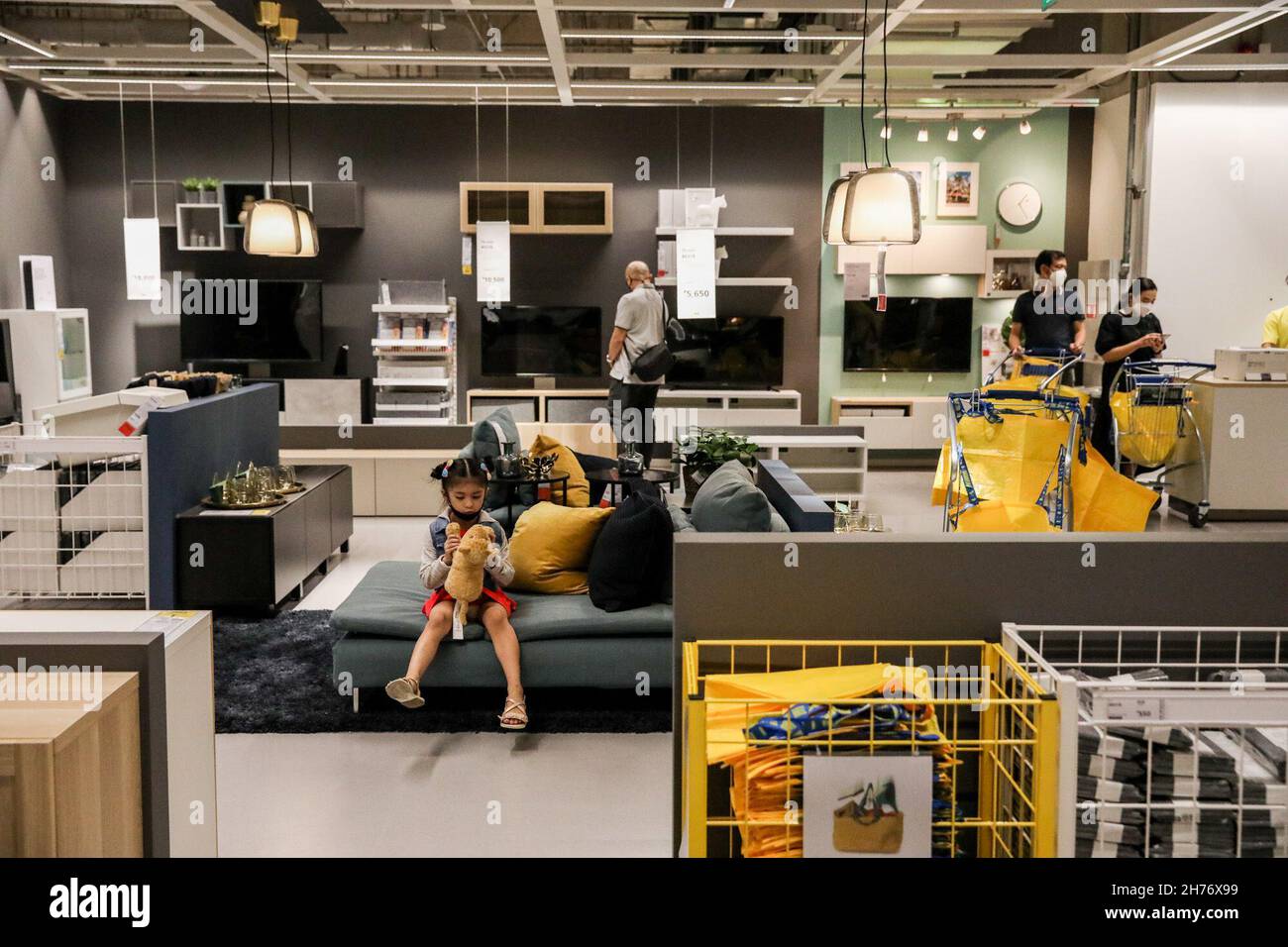 20 novembre 2021 : un enfant joue dans une salle d'exposition d'IKEA à Pasay City, Metro Manila, Philippines.20 novembre 2021.IKEA, un célèbre magasin suédois de meubles pour la maison, a ouvert son plus grand magasin d'usine aux Philippines tandis que le pays soulage les restrictions du coronavirus pour relancer l'économie qui ont souffert en raison de blocages pour empêcher la propagation de COVID-19.(Image de crédit : © Basilio Sepe/ZUMA Press Wire) Banque D'Images