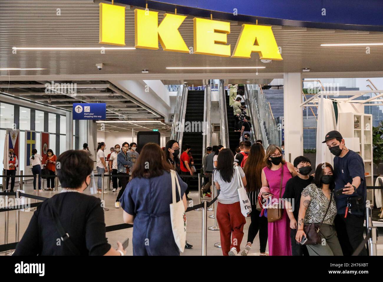 20 novembre 2021: Les personnes portant des masques de protection font la queue pour entrer dans IKEA à Pasay City, Metro Manila, Philippines.20 novembre 2021.IKEA, un célèbre magasin suédois de meubles pour la maison, a ouvert son plus grand magasin d'usine aux Philippines tandis que le pays soulage les restrictions du coronavirus pour relancer l'économie qui ont souffert en raison de blocages pour empêcher la propagation de COVID-19.(Image de crédit : © Basilio Sepe/ZUMA Press Wire) Banque D'Images