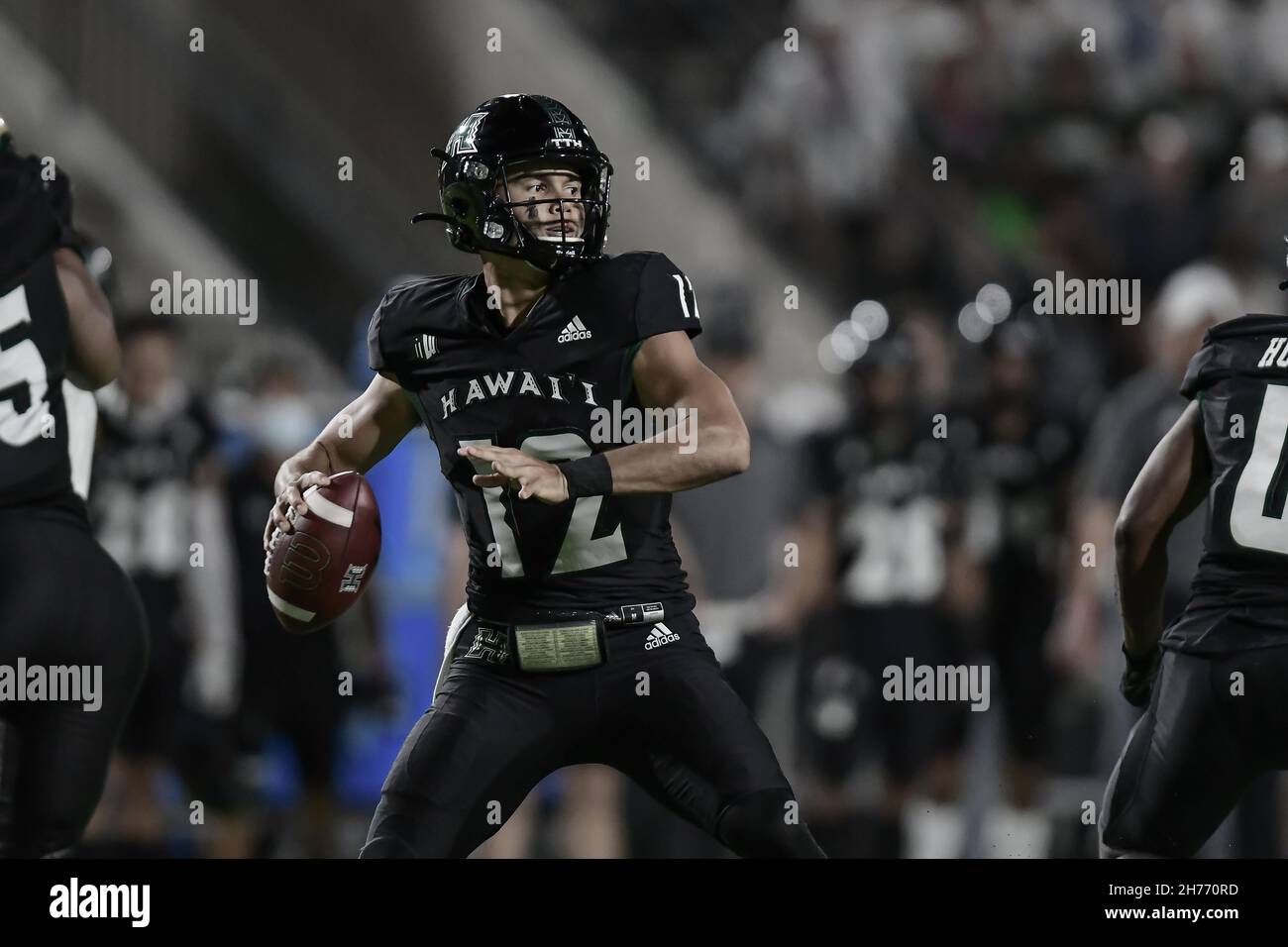 Honolulu, Hawaï, États-Unis.20 novembre 2021.Le quarterback des Hawaii Warriors CHEVAN CORDEIRO (12) a tenté une passe lors d'un match entre les Colorado State Rams et les Hawaii Rainbow Warriors joué à Clarence T.C.Ching Field Manoa Campus, Honolulu, Hawaï.(Image de crédit : © Steven Erler/ZUMA Press Wire) Banque D'Images