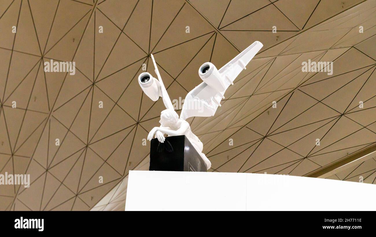 Sculpture d'Ange avec ailes d'avion à l'aéroport international de Pulkovo, Saint-Pétersbourg, Russie.Sculpteur et concept - Dmitry Shorin. Banque D'Images