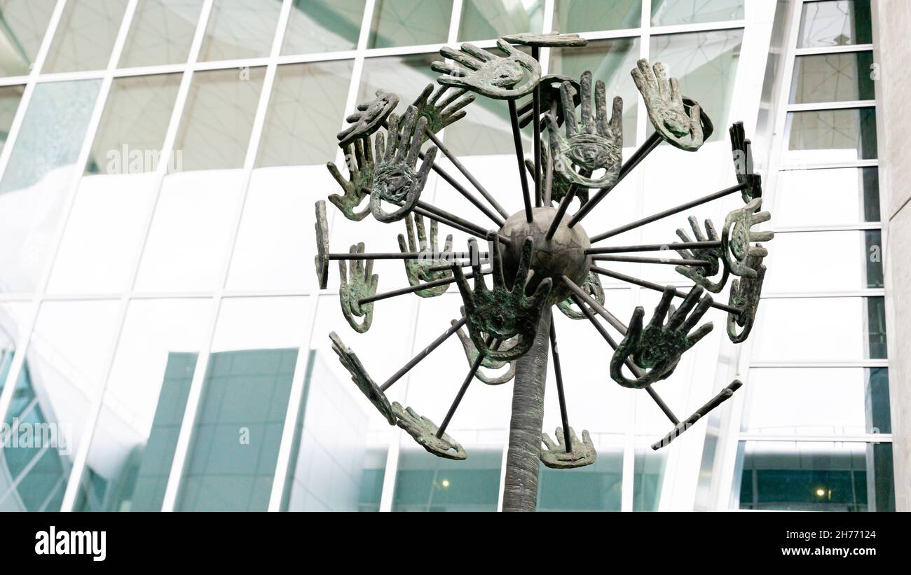 Symbole de pièce et de bonté Dandellion sculpture située en face de l'aéroport international de Pulkovo, Saint-Pétersbourg, Russie.Sculpteur: Gregory Pototsky Banque D'Images