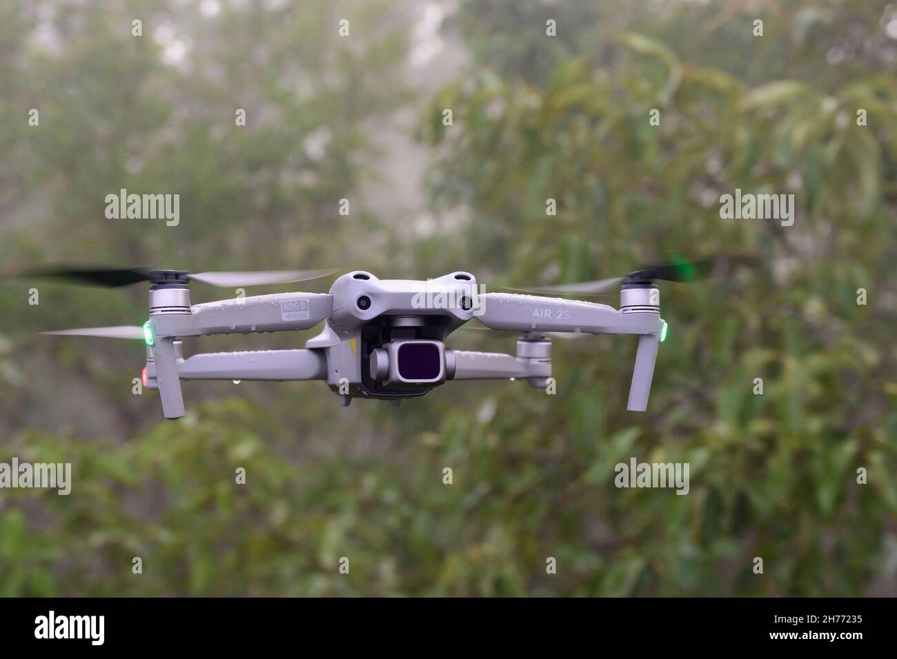 DJI Mavic Air 2 s drone volant gros plan.Nouveau gadget quadcopter volant  et gouttes d'eau de pluie sur le drone : Loei,Thai - 20 septembre 2021  Photo Stock - Alamy