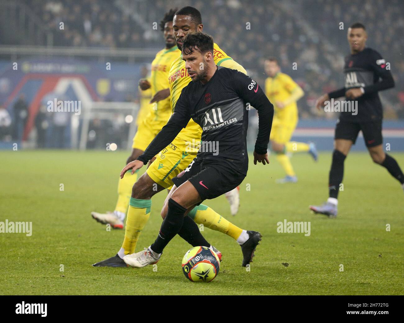 Juan Bernat du PSG, Marcus Coco de Nantes lors du championnat de France Ligue 1 match de football entre Paris Saint-Germain et FC Nantes le 20 novembre 2021 au stade du Parc des Princes à Paris, France - photo : Jean Catuffe/DPPI/LiveMedia Banque D'Images