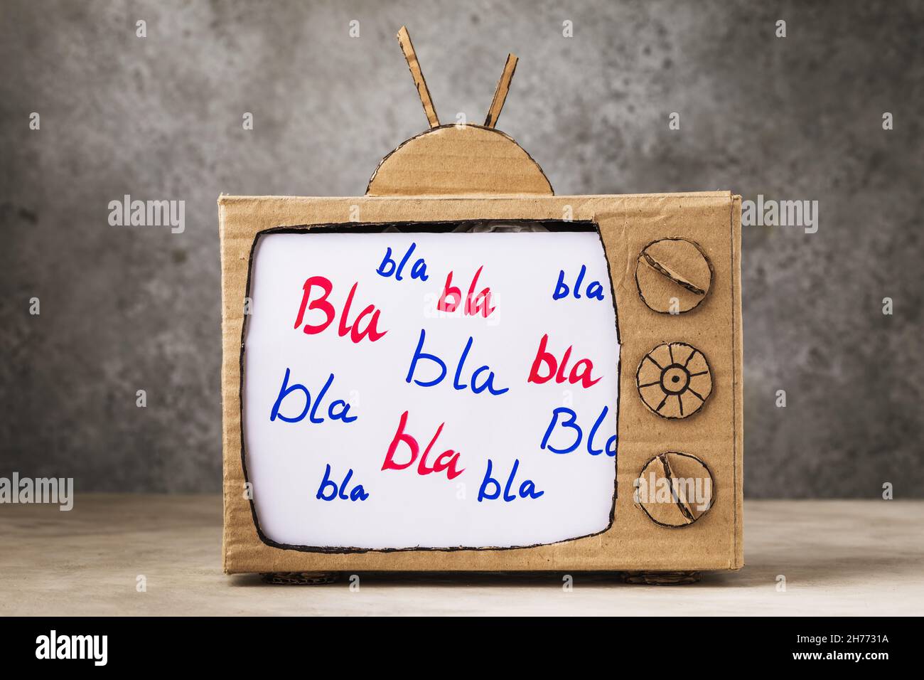 Téléviseur en carton sur la table, concept de désinformation sur les téléviseurs Banque D'Images