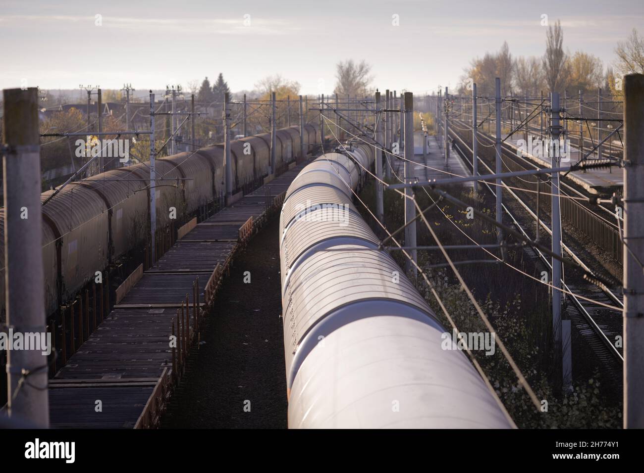 Wagons de transport de pétrole, de gaz et de gaz de pétrole liquéfié (GPL, GPL ou condensat) dans une station près de Bucarest, Roumanie. Banque D'Images