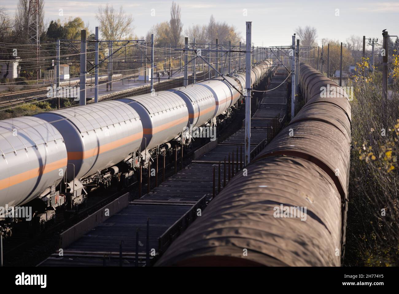 Wagons de transport de pétrole, de gaz et de gaz de pétrole liquéfié (GPL, GPL ou condensat) dans une station près de Bucarest, Roumanie. Banque D'Images