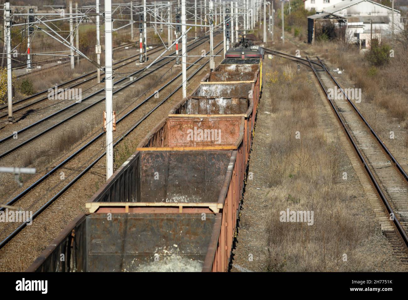 Vider les vieux wagons de train de marchandises et dans une gare. Banque D'Images