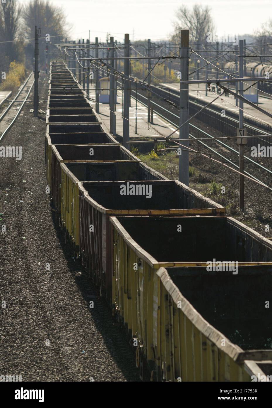 Vider les vieux wagons de train de marchandises et dans une gare. Banque D'Images