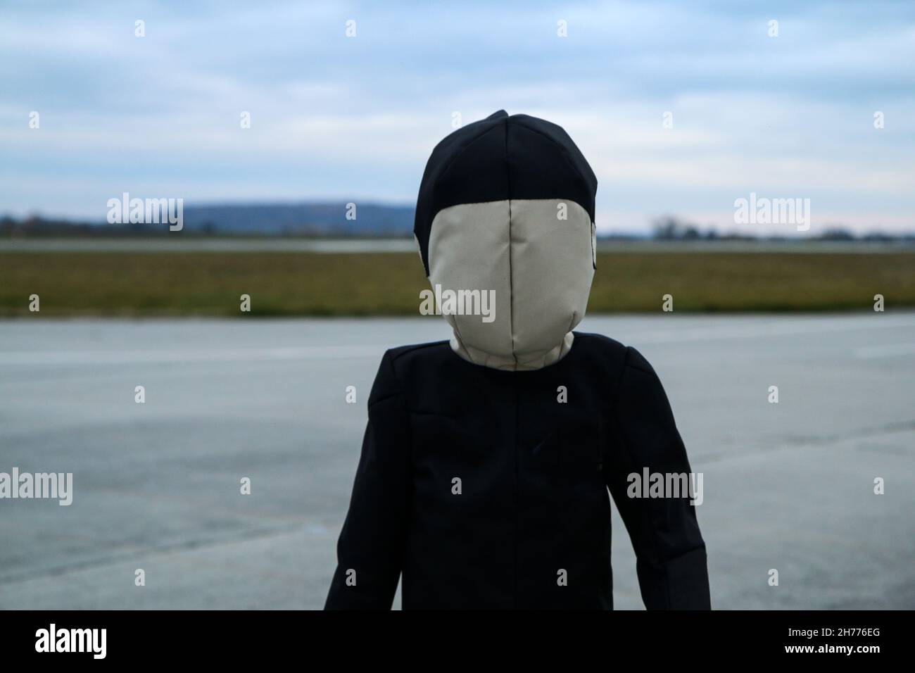 La cible douce pour enfant accompagnant debout sur le terrain d'essai.Utilisé pour tester le freinage d'urgence autonome Banque D'Images