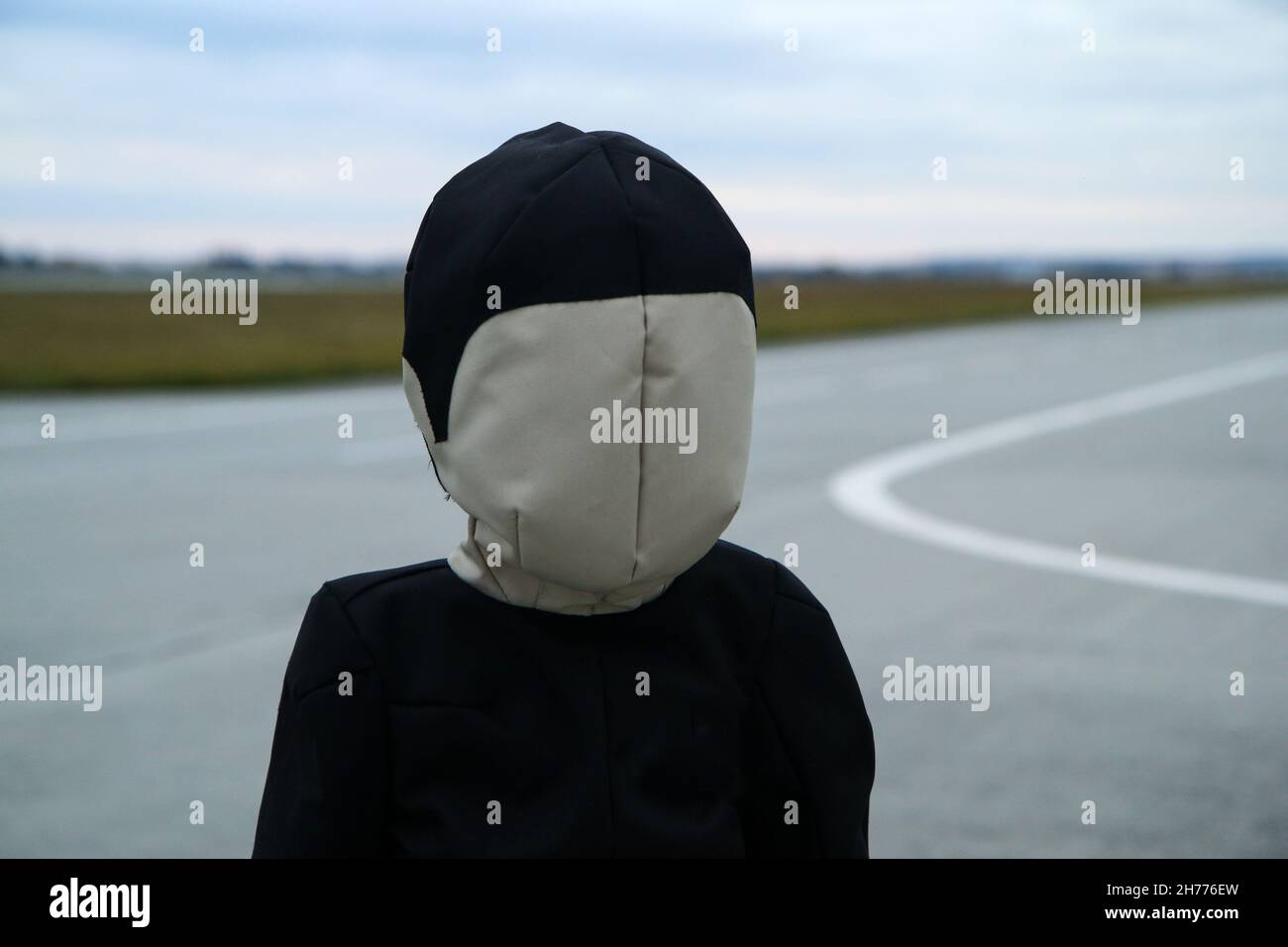 La cible douce pour enfant accompagnant debout sur le terrain d'essai.Utilisé pour tester le freinage d'urgence autonome Banque D'Images