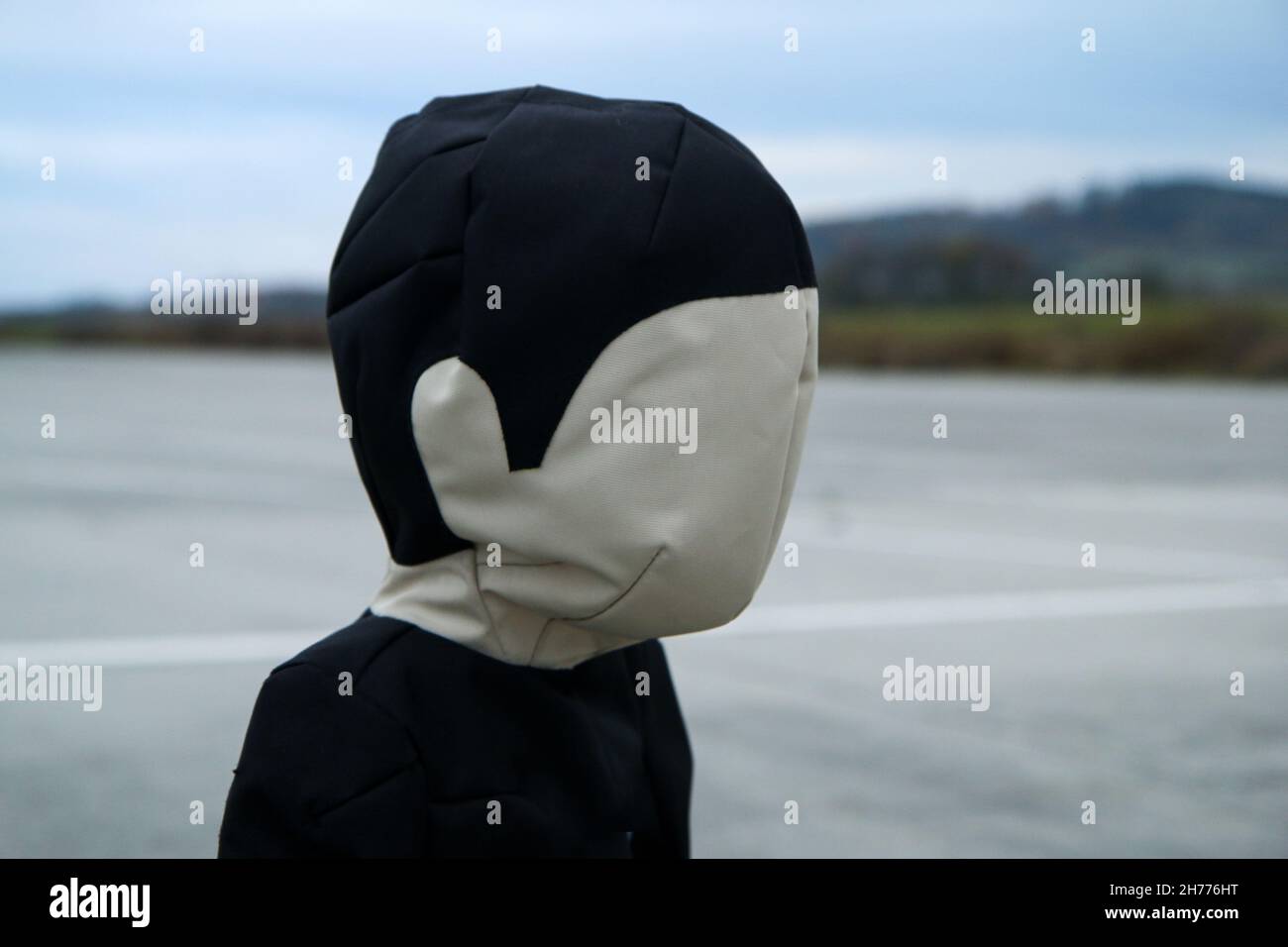 La cible douce pour enfant accompagnant debout sur le terrain d'essai.Utilisé pour tester le freinage d'urgence autonome Banque D'Images