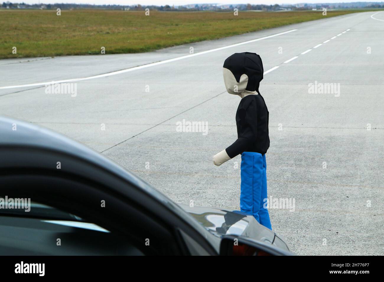 La cible douce pour enfant accompagnant debout sur le terrain d'essai.Utilisé pour tester le freinage d'urgence autonome Banque D'Images