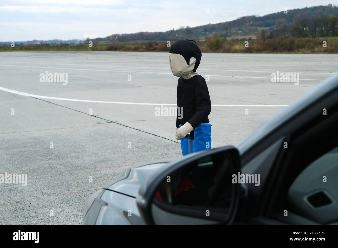 La cible douce pour enfant accompagnant debout sur le terrain d'essai.Utilisé pour tester le freinage d'urgence autonome Banque D'Images