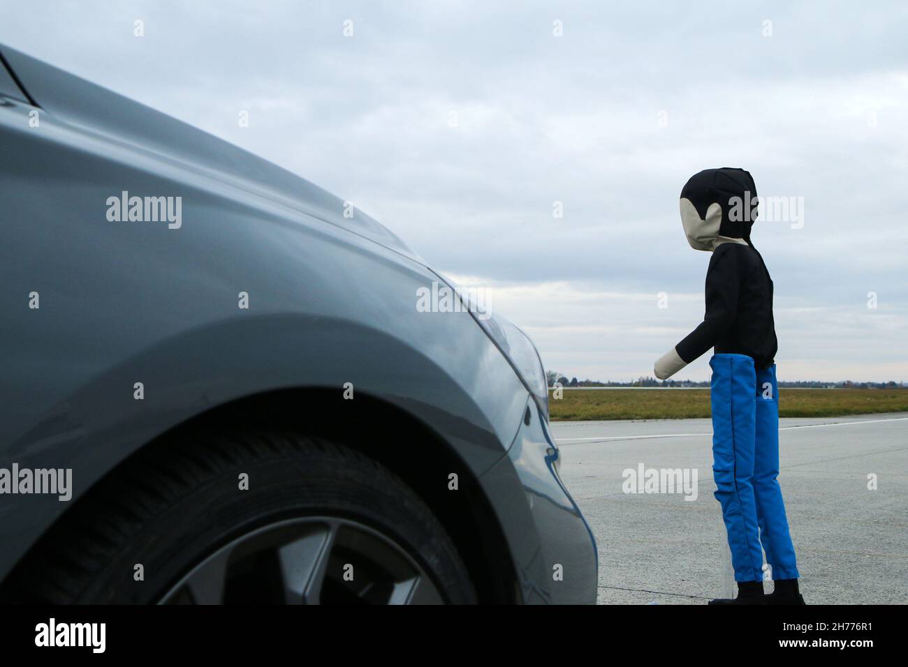 La cible douce pour enfant accompagnant debout sur le terrain d'essai.Utilisé pour tester le freinage d'urgence autonome Banque D'Images
