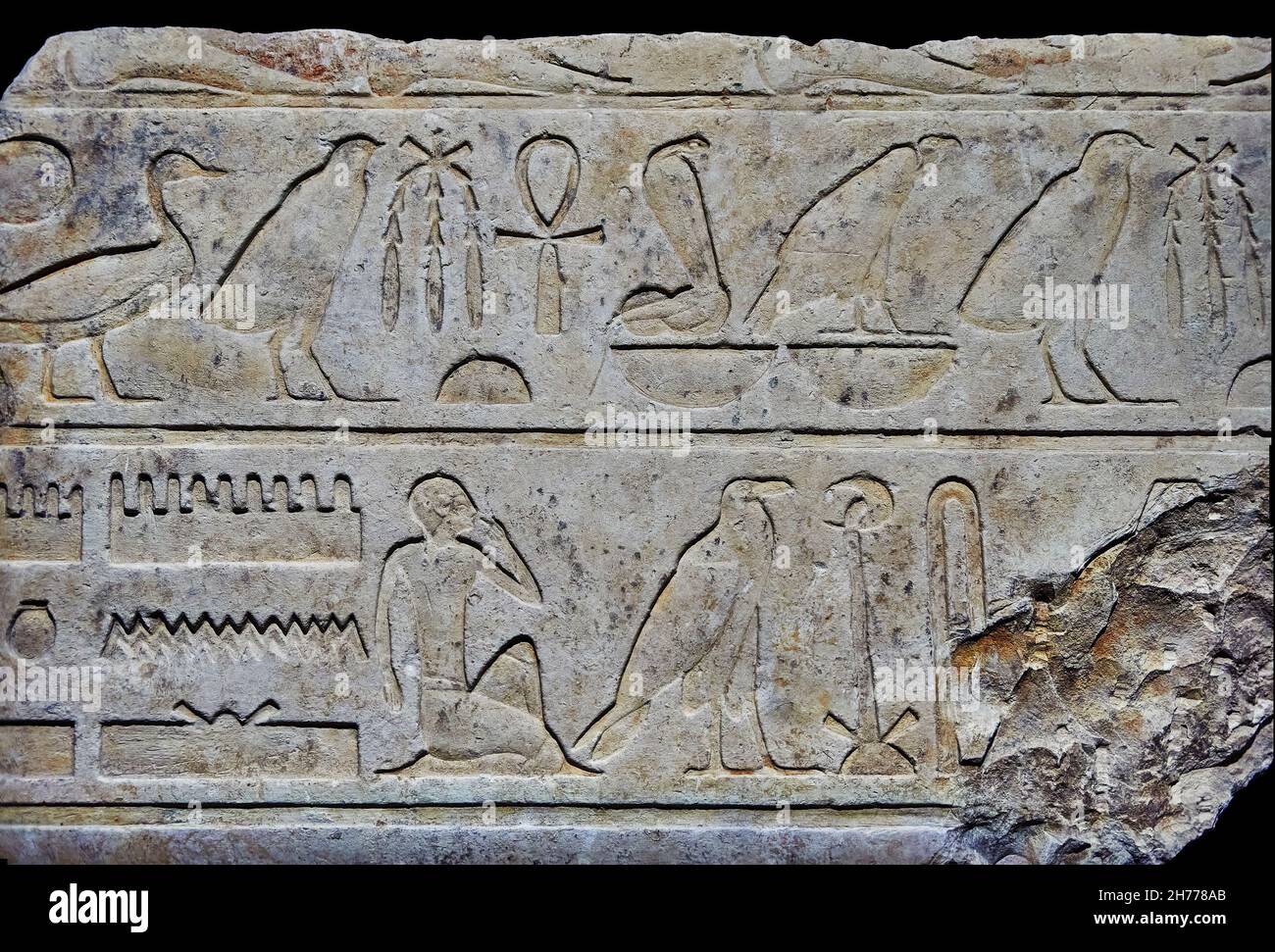 Ancien hiéroglyphique égyptien du linteau du temple de Sesotris 1er, 1991-1783 av. J.-C..Musée des Beaux-Arts de Lyon inv E501.Du PA supérieur Banque D'Images