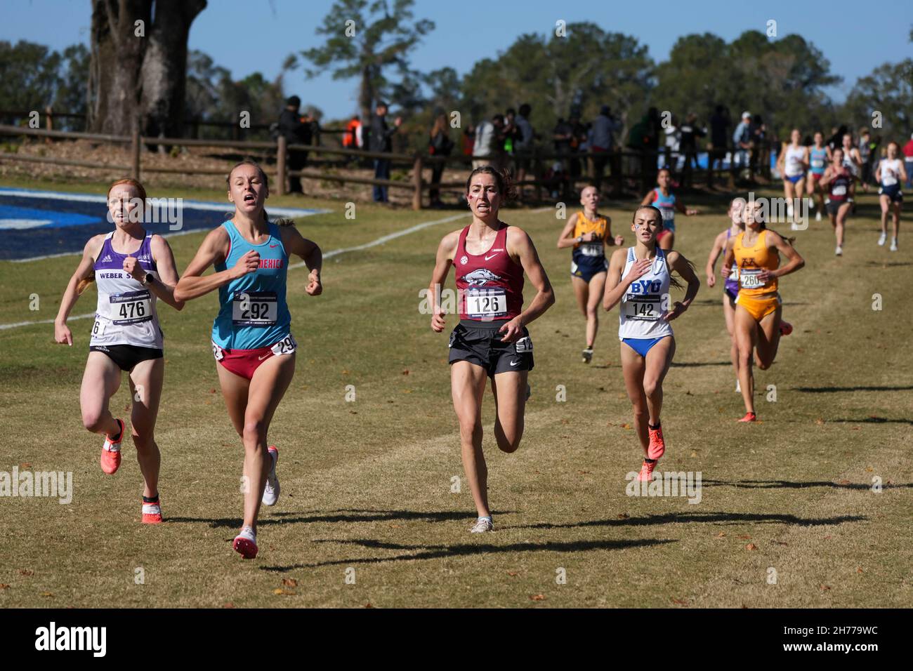 L'été Allen de l'État Weber (476) et Stefanie Parsons du Nouveau-Mexique (292) et Isabel Van Camp d'Arkansas (126) courent dans la course des femmes pendant le NC Banque D'Images