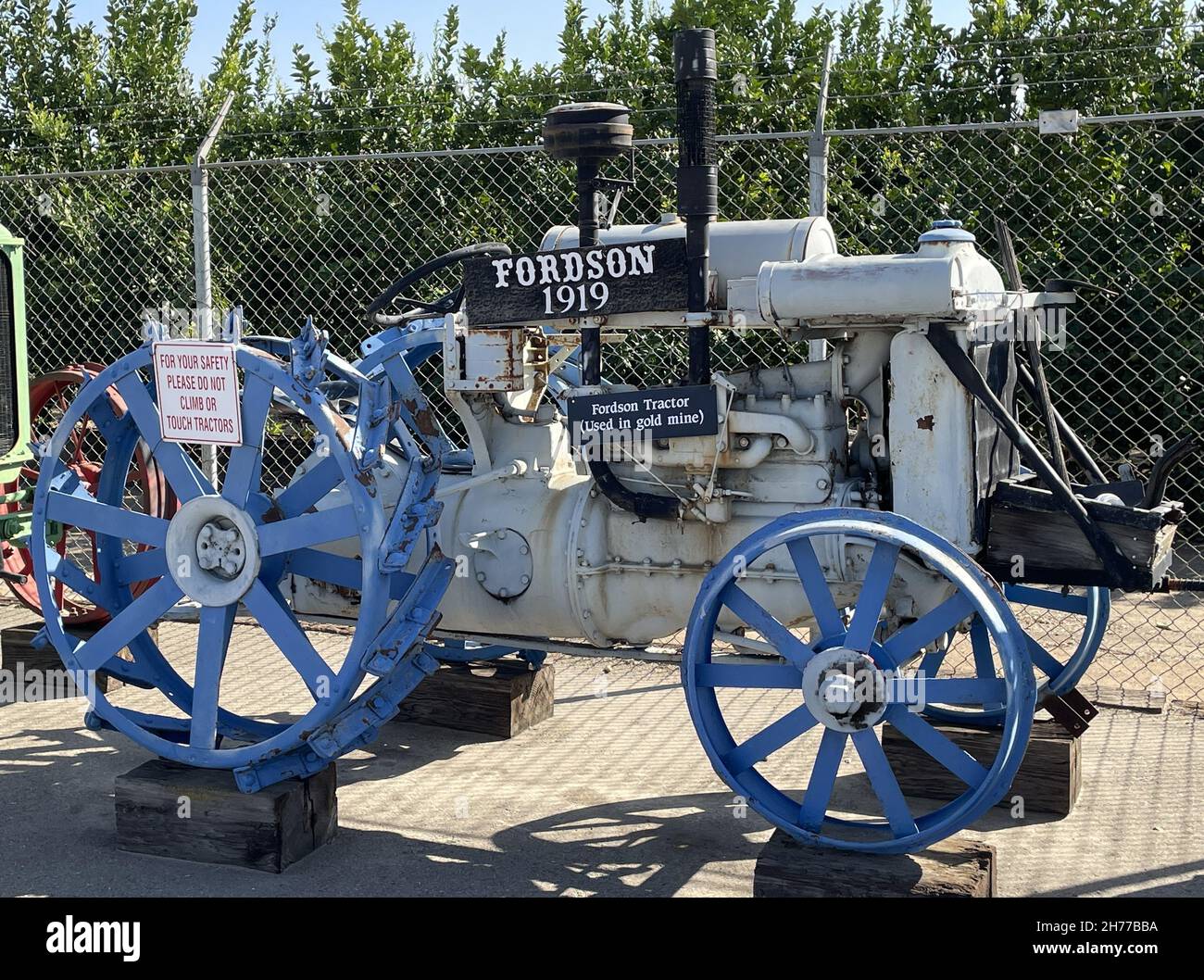FRESNO, ÉTATS-UNIS - 15 octobre 2021 : un gros plan d'un tracteur de ferme FORDSON 1919 avec des roues bleues sur l'écran Banque D'Images