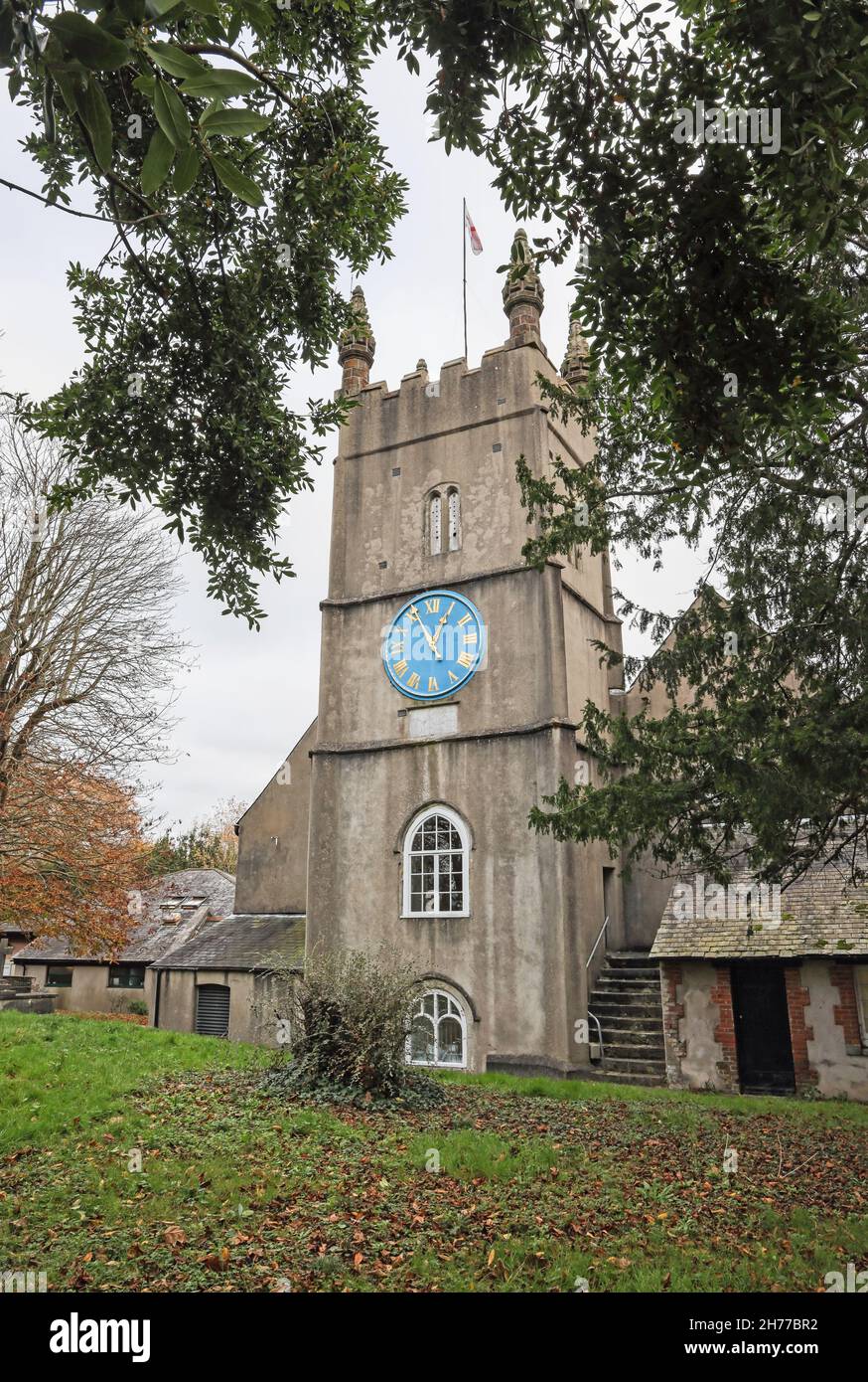 Élévation ouest de l'église Stoke Damerel à Plymouth.Le drapeau de St George survolant sa tour du XVe siècle à pigeonacled.La grande horloge qui domine Banque D'Images