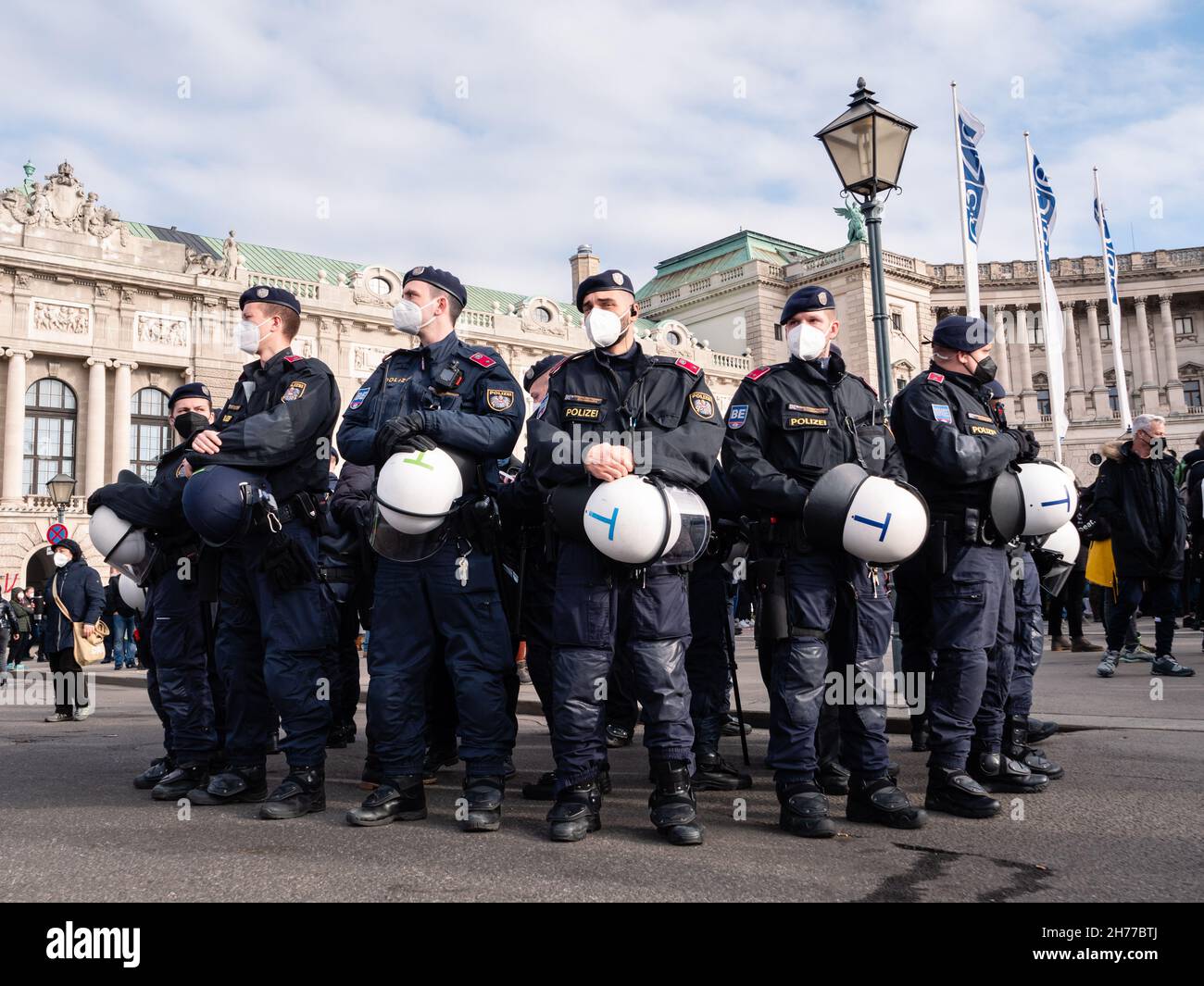 Vienne, Autriche - novembre 20 2021: La police anti-émeute à anti-VAX Covid 19 démonstration contre la vaccination obligatoire. Banque D'Images