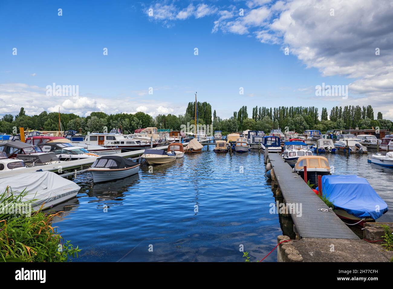 Berlin, Allemagne, bateaux et yachts dans le port de plaisance de Rummelsburger See lac, baie de la rivière Spree Banque D'Images