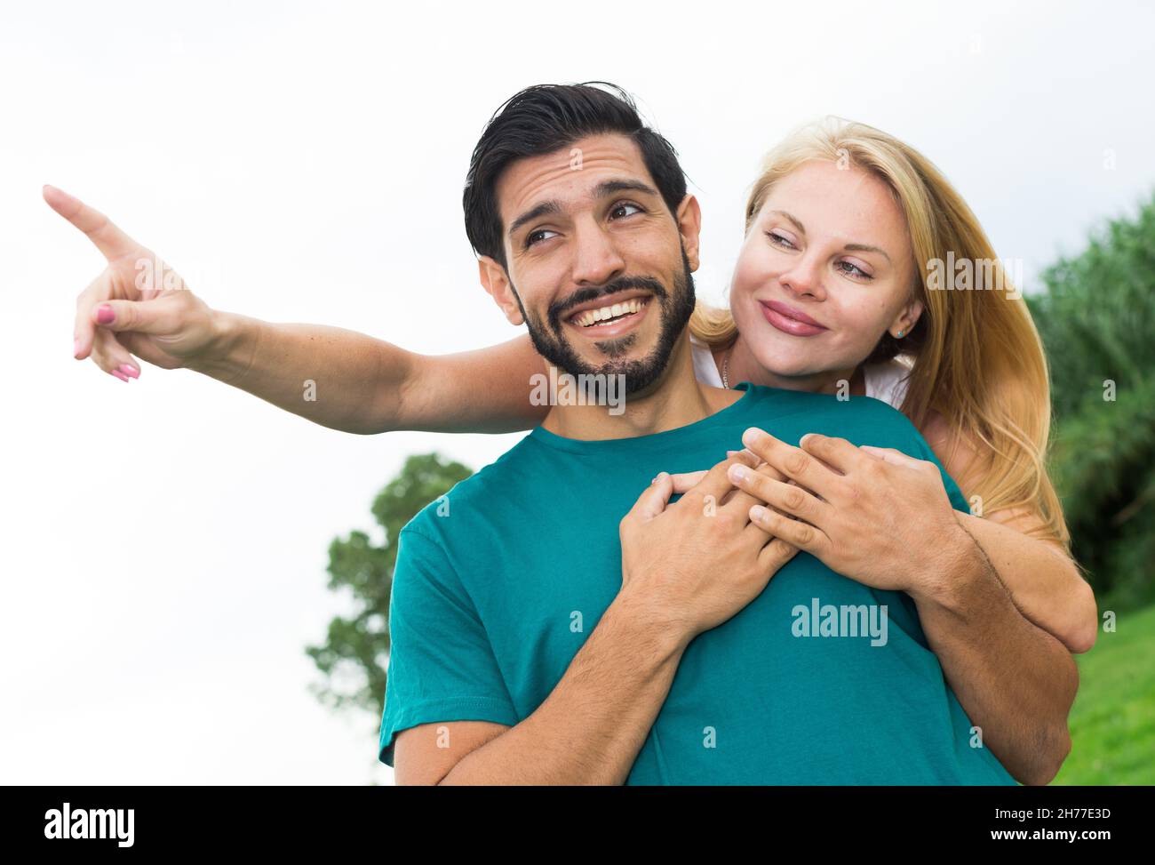 Portrait d'un couple souriant qui regarde la nature Banque D'Images