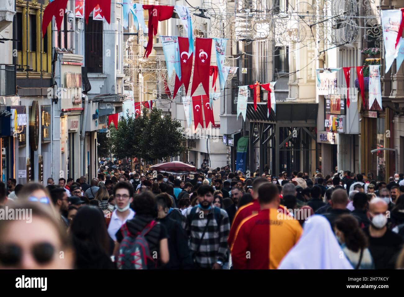 Pas de distance sociale dans la rue animée d'Istiklal pendant la pandémie de coronavirus.Istanbul, Turquie.Novembre 2021 Banque D'Images