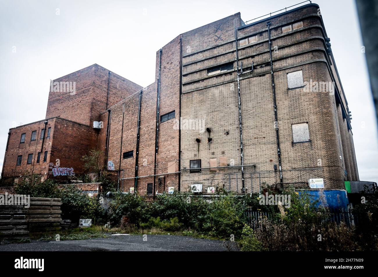 L'hippodrome Dudley, Castle Hill, le 20 novembre, a été réservé à la démolition et a peu d'espoir d'être sauvé.L'ancien hippodrome de Dudley n'a pas organisé de représentation en direct depuis 1974, et a fermé en 2009, mais une longue campagne a été menée pour la sauver.Dudley Metropolitan Borough Council a reçu 25 millions de livres sterling par le gouvernement pour construire un centre universitaire sur le site.Le bâtiment des années 1930 a accueilli des actes comme Gracie Fields, Laurel et Hardy, Marlene Dietrich et George Formby et a été utilisé plus tard comme salle de bingo.VUE ARRIÈRE. Banque D'Images