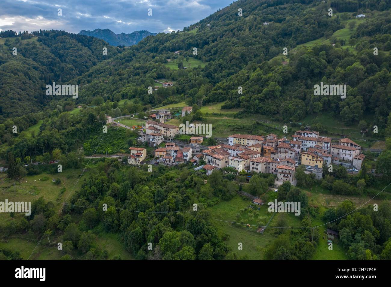 Vue panoramique sur Avenone, village de Pertica Bassa, Brescia et Garda Prealps, Comunità Montana della Valle Sabbia.Valle Sabbia, Brescia IT Banque D'Images