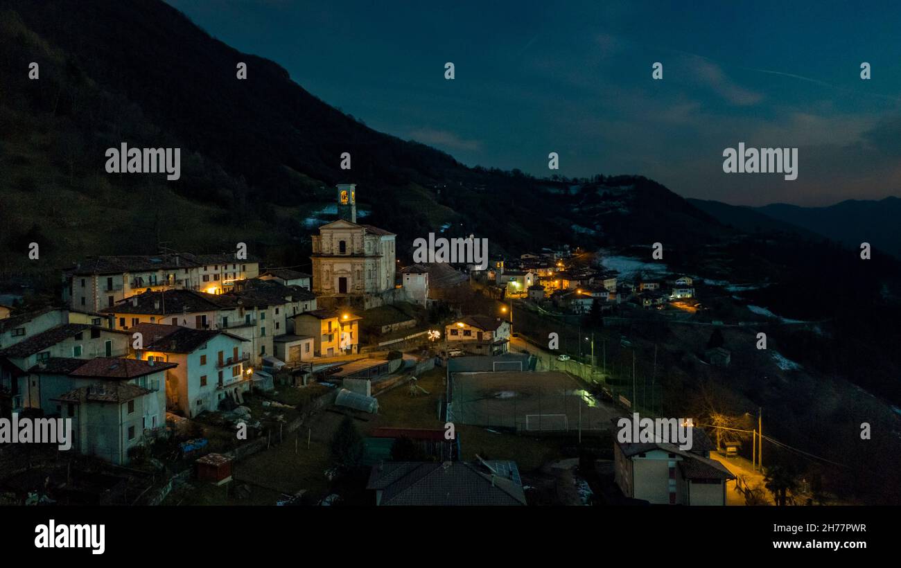 Vue panoramique sur Ono Degno, village de Pertica Bassa, Brescia et Garda Prealps, Comunità Montana della Valle Sabbia.Valle Sabbia, Brescia Banque D'Images