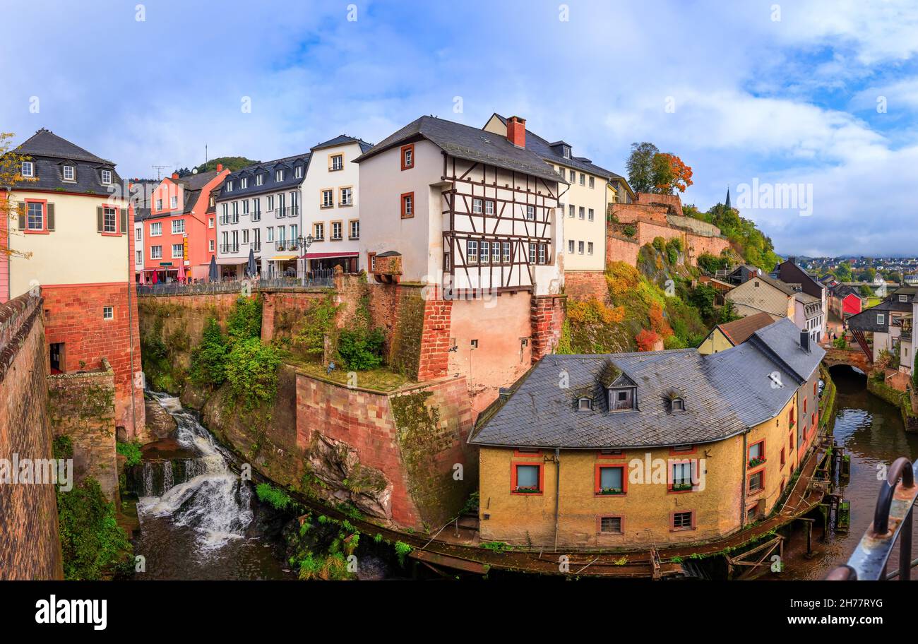 Sarrebourg, Allemagne.Paysage urbain avec la rivière Leuk et les anciens moulins à eau historiques. Banque D'Images