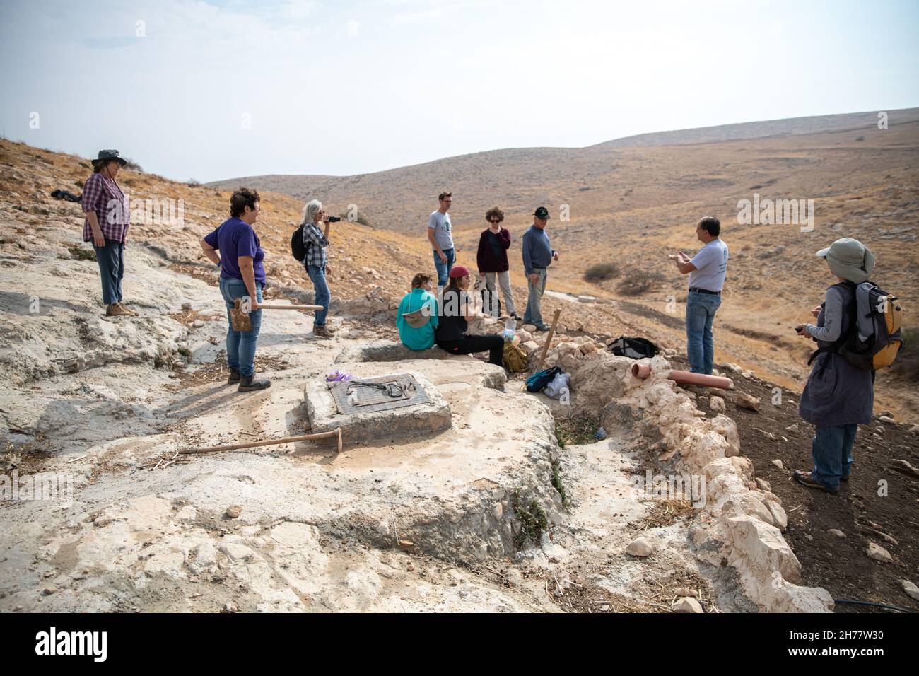 Réhabilitation des anciennes usines d'eau utilisées par les éleveurs palestiniens locaux par l'organisation militante israélienne Warriors for Peace, le jour de la première pluie dans la vallée du nord du Jourdain.Les puits sont une infrastructure essentielle dans le contexte de la pénurie d'eau et du manque d'infrastructures d'approvisionnement en eau pour les communautés rurales palestiniennes de bergerins, dont les zones de pâturage se réduisent en raison de l'expansion de la colonie juive.La Cisjordanie. Le 19 novembre 2021.( Matan Golan/Alay Live News) Banque D'Images