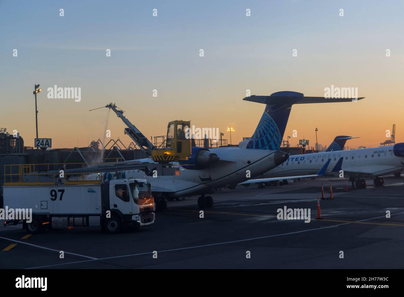 Systèmes techniques préparation de l'avion avec antigivrage de l'avion pour le vol en hiver Banque D'Images