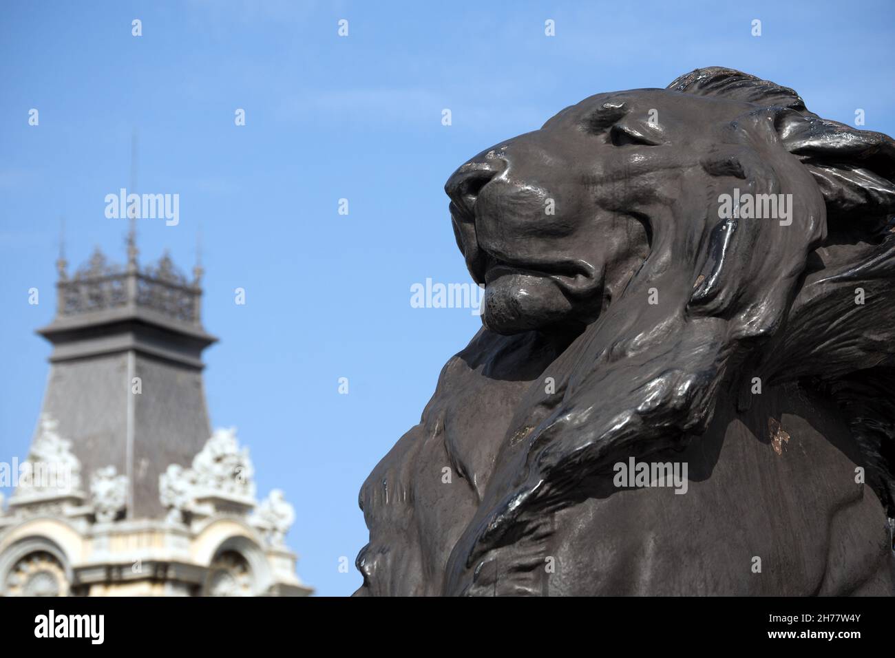 Détail de la colonne de Barcelone, Espagne avec le lion noir. Monument dédié au célèbre navigateur italien Cristoforo Colombo (Christophe Colomb) Banque D'Images