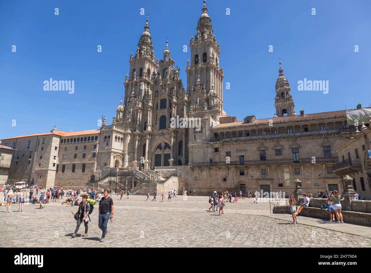 SAINT-JACQUES-DE-COMPOSTELLE - ESPAGNE, 13 AOÛT 2021 : vue sur la place Obradoiro et la cathédrale de Saint-Jacques, l'un des plus importants pélerinage chrétien pl Banque D'Images