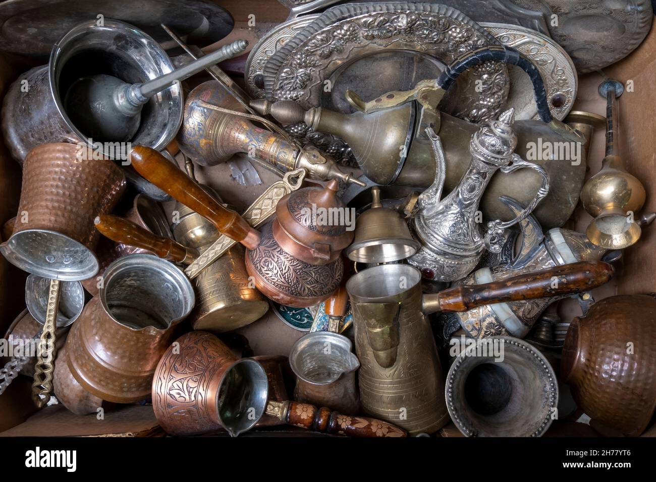 Objets anciens métalliques et cuivrés à vendre dans une boutique de  souvenirs de la vieille ville de Jérusalem-est Israël Photo Stock - Alamy